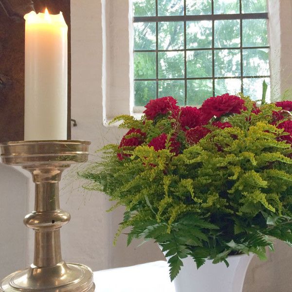Altar mit Kerze und Blumen